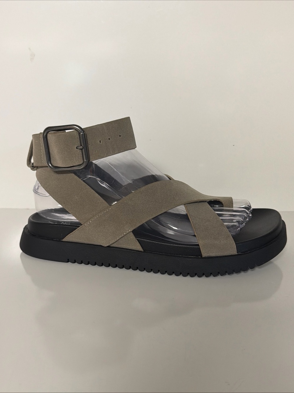 No Boundaries Womens Sandals Size 7 X-Strap Toe Loop Comfort Foot Bed Taupe NEW